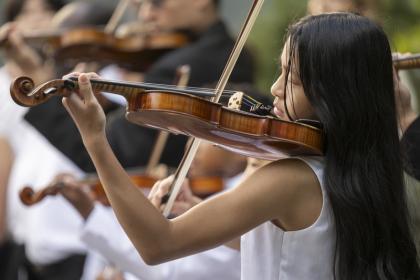 Girl playing violin. 