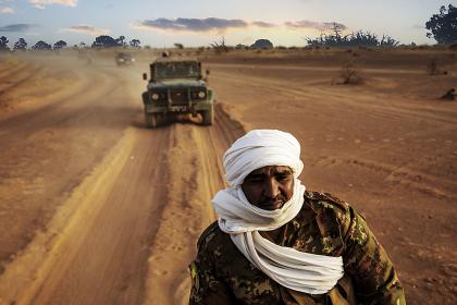 A MINUSMA convoy led by the Malian Armed Forces (FAMA) is heading to the internally displaced people's (IDP) site of Tin-Fadimata located in the dunes of Ménaka. 